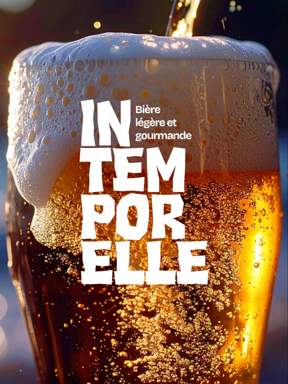 Gros plan sur un verre de bière blonde avec de la mousse débordante. Le texte "IN TEM POR ELLE" est superposé en lettres blanches, avec "Biere légère et gourmande" à droite du "N".