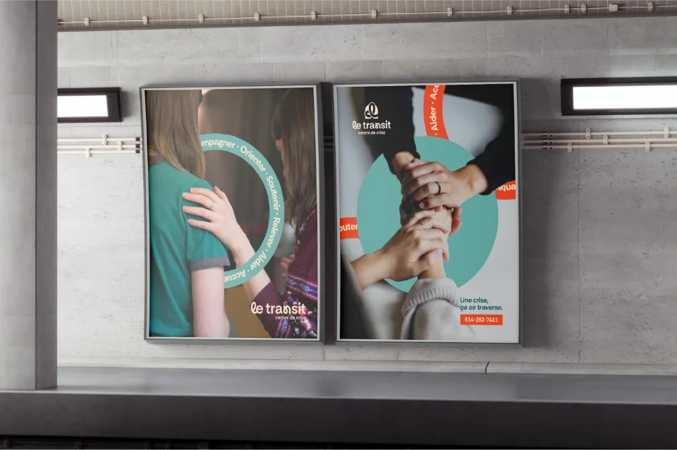 Deux affichettes du "Le Transit centre de crise" montrant des mains se tenant. L'une avec des mots clés comme accompagner, orienter, soutenir, relever, aider, accueillir.