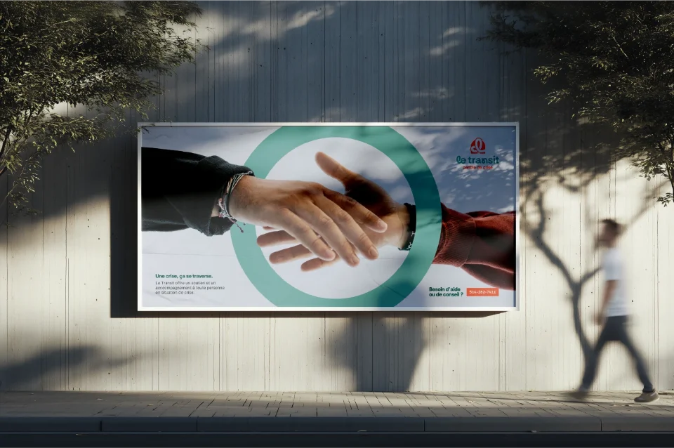 Deux mains s'unissant dans une poignée de main, symbole de soutien. Le logo 'le transit' et un texte indiquant qu'ils offrent soutien et accompagnement sont visibles.