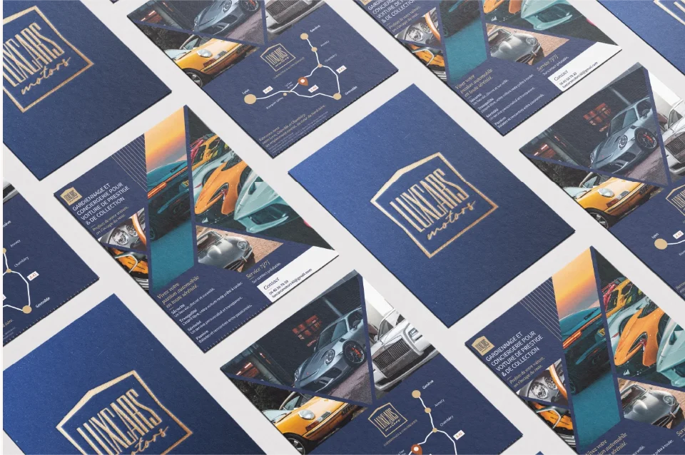 Présentation de cartes de visite et brochures de Luxcars Motors, mettant en avant des voitures de luxe et de collection.