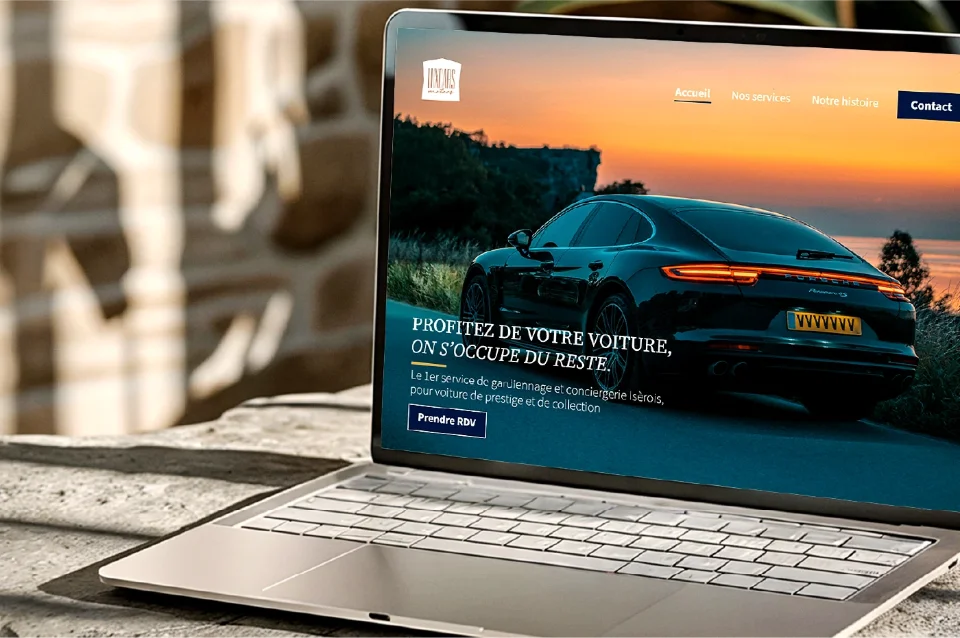 Page d'accueil d'un service de conciergerie automobile pour voitures de prestige et de collection, avec une Porsche sur fond de coucher de soleil.