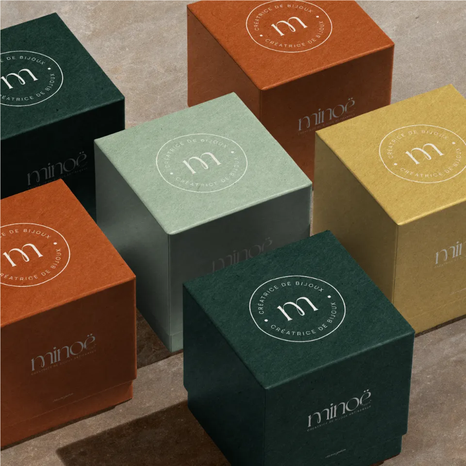 Ensemble de boîtes à bijoux de marque Minoë, aux couleurs variées : vert forêt, vert pastel, orange et jaune moutarde - Design par Chloé Lance, graphiste bourgoin-jallieu, Lyon, Isère.Lyon, Isère.
