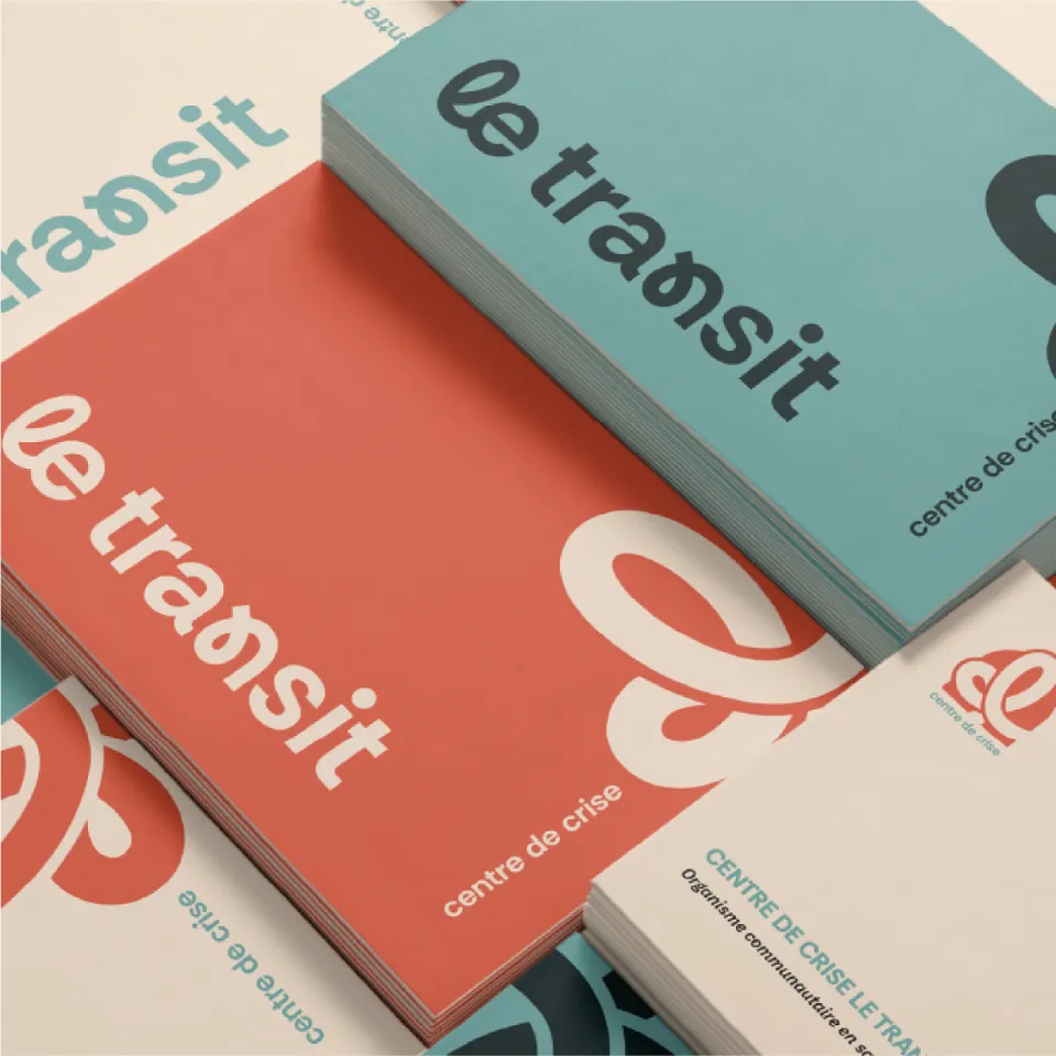 Plusieurs cartes de visite et dépliants superposés, aux couleurs corail et bleu sarcelle, avec les logos "le transit" et "centre de crise". Design par Chloé Lance, graphiste bourgoin-jallieu, Lyon, Isère.