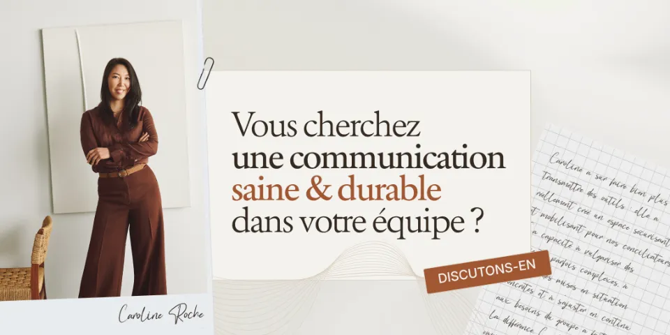 Une femme souriante, Caroline Roche, invite à discuter d'une communication saine et durable dans une équipe.