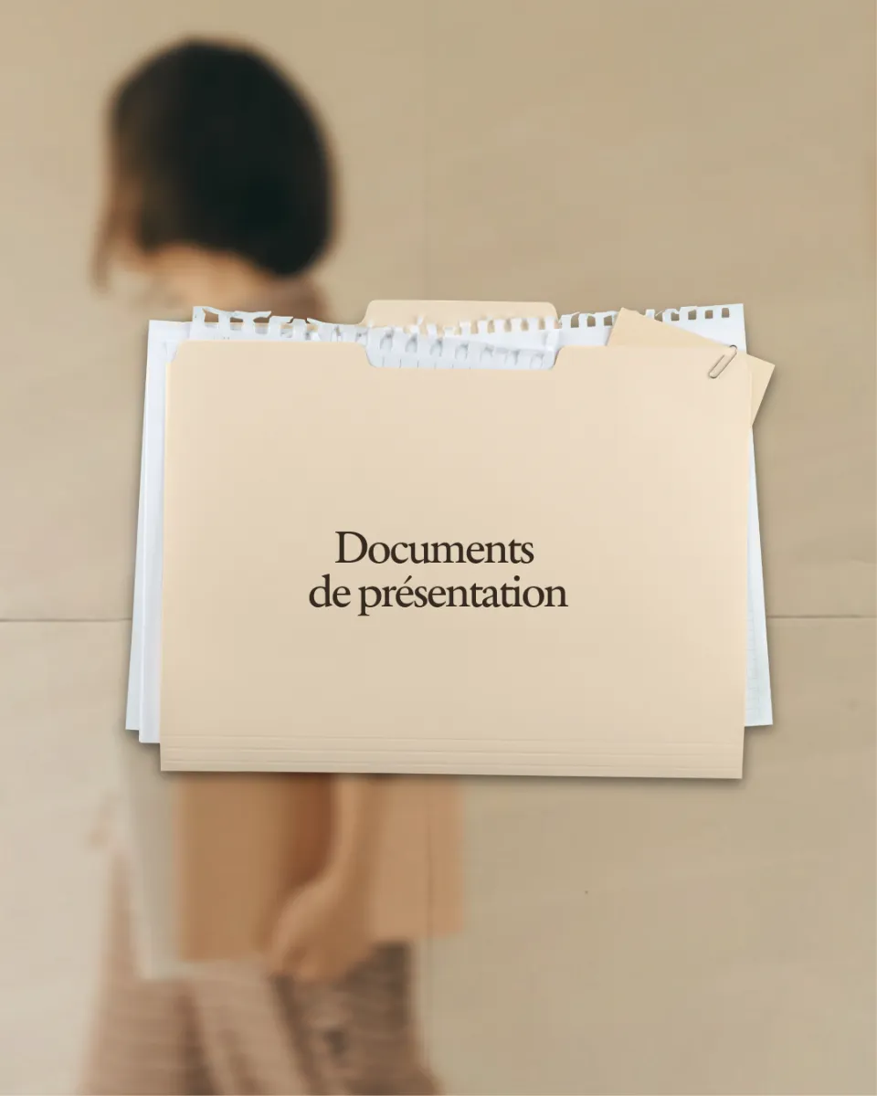 Un dossier beige avec l'inscription 'Documents de présentation' en gros plan. Une personne floue est visible à l'arrière-plan.